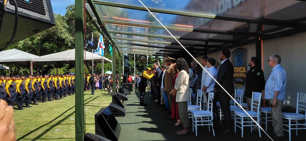 O prefeito Eduardo Paes cumprimenta a diretora-geral da Divisão de Elite da Guarda Municipal, Aimée De La Torre, durante a cerimônia de formatura — Foto: Danilo Perelló