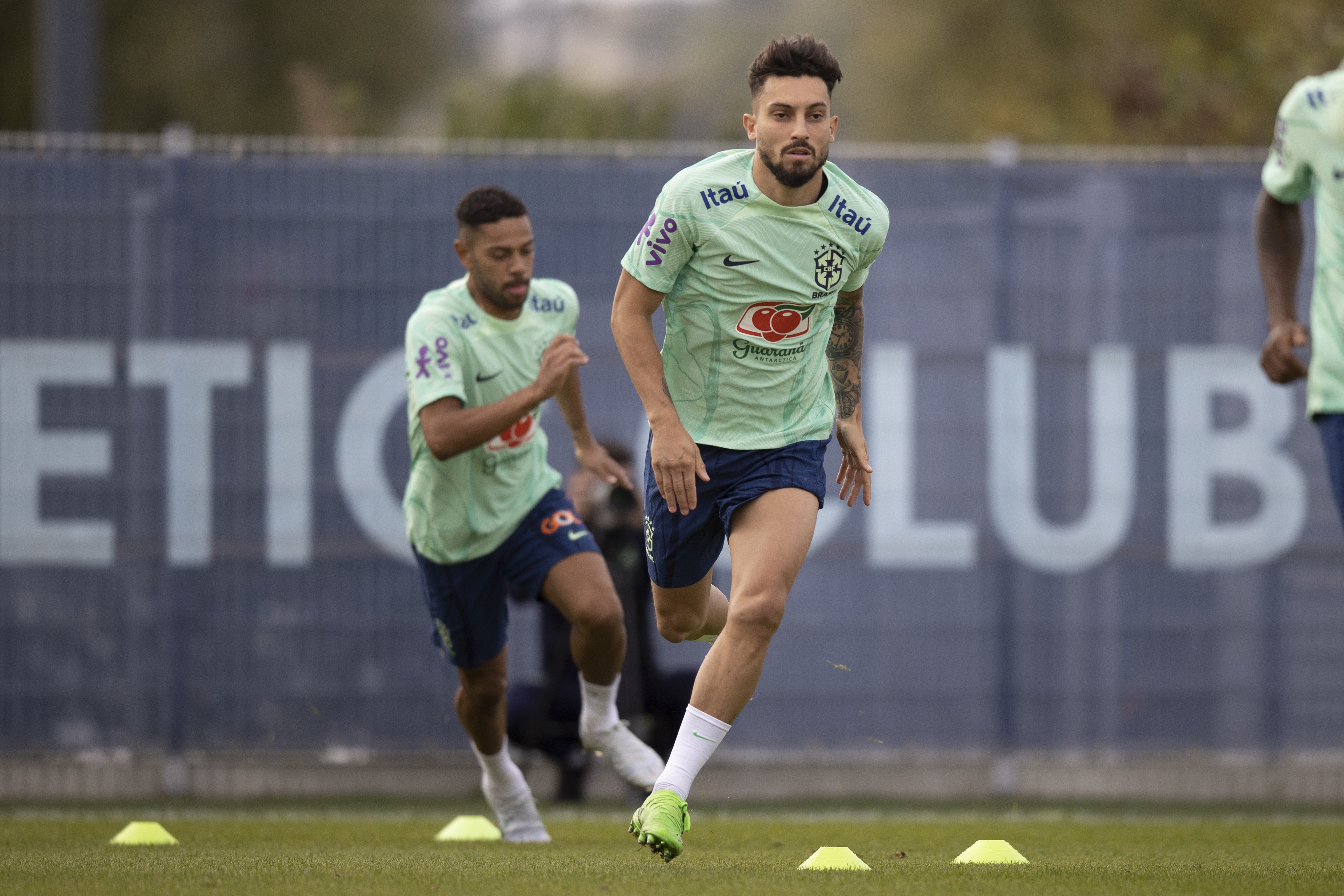 Alex Telles revela surpresa com convocação e exalta qualidade do Botafogo: 'Consequência boa'