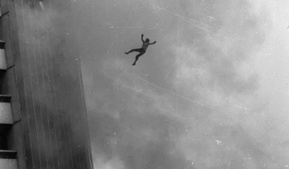 Edifício Joelma: Uma pessoa cai em meio a fumaça que toma prédio — Foto: Antonio Carlos Piccino/Agência O GLOBO