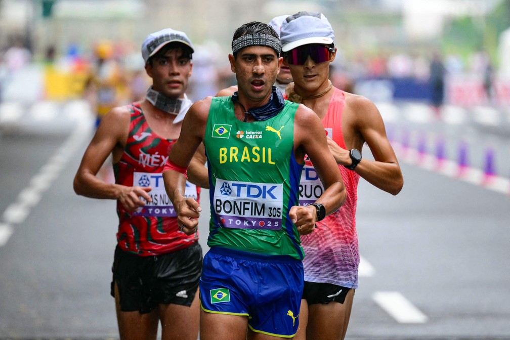 Caio Bonfim durante a dura prova dos 35 km da marcha atlética em Tóquio