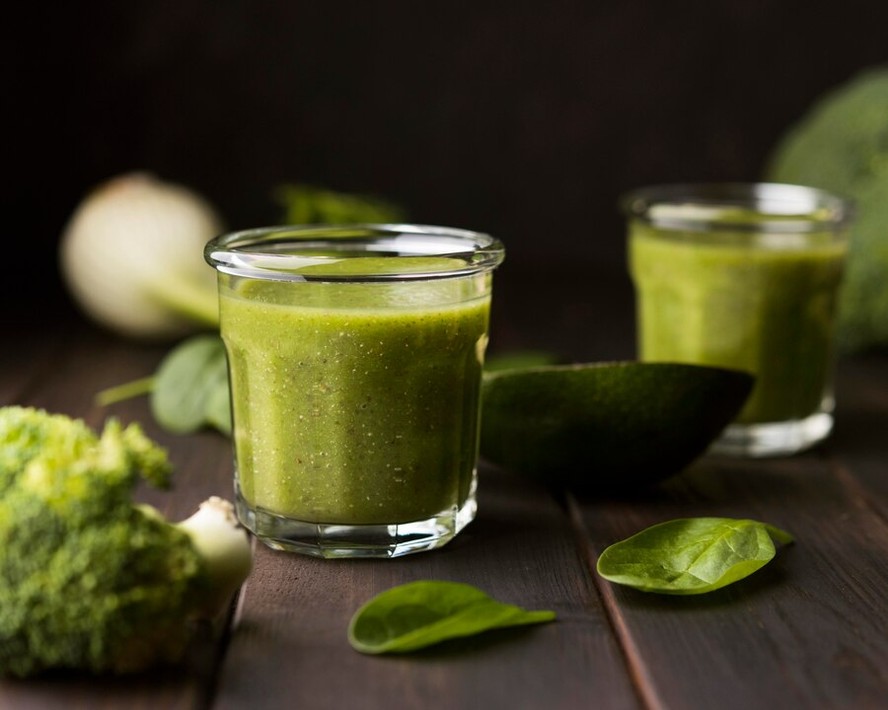 O smoothie de espinafre é ideal para pessoas que não conseguem incorporar a porção recomendada diária de frutas e verduras
