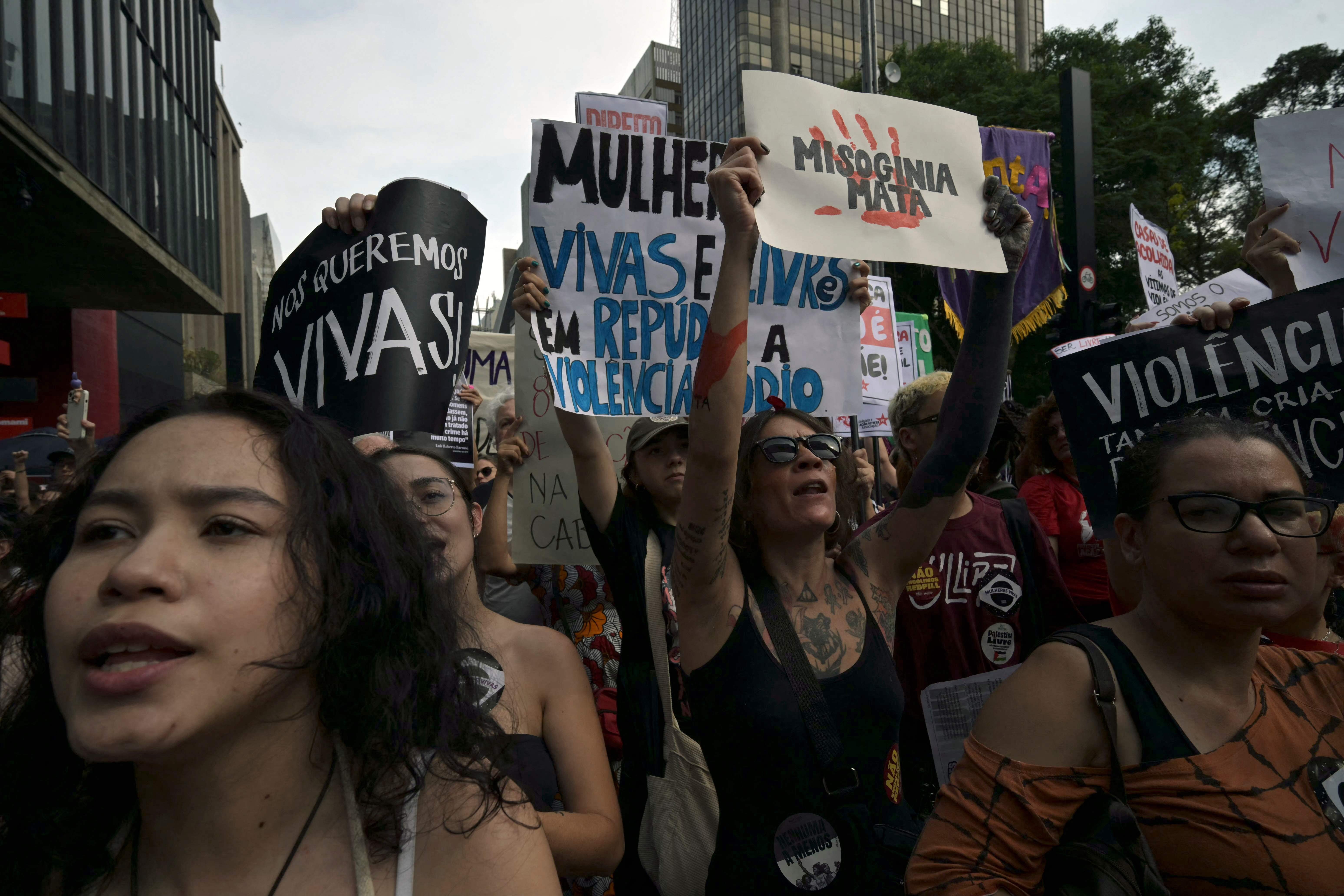 Cartazes, mulheres deitadas no chão e pais de meninas: atos contra o feminicídio mobilizam 90 cidades do país