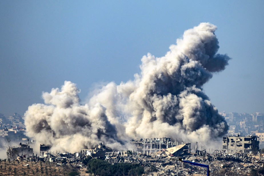 Bombardeios israelenses atingem Gaza pelo segundo dia ap&oacute;s fim da tr&eacute;gua  com o Hamas