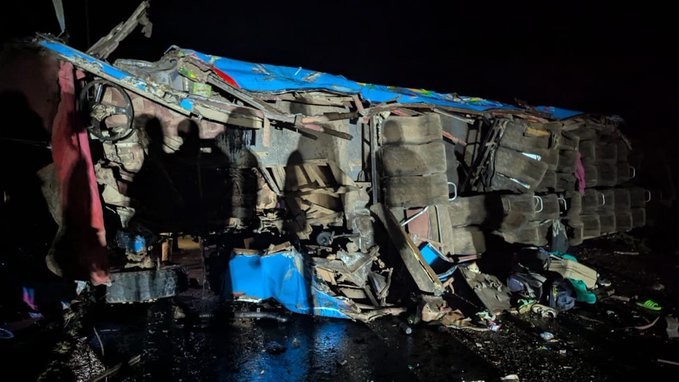 Tragédia em Uganda: Ônibus escolar capota e mata 21 pessoas