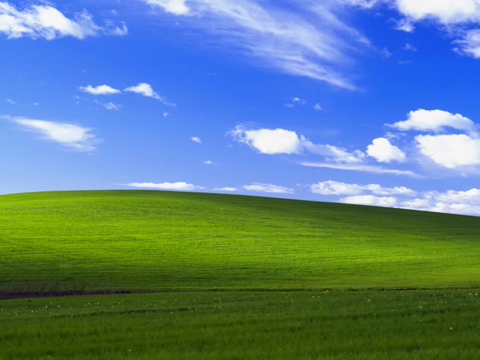 Usuários que inicializaram a edição 2001 do XP foram recebidos com uma paisagem idílica de colinas verdes banhadas pelo sol sob um céu azul profundo — Foto: Reprodução
