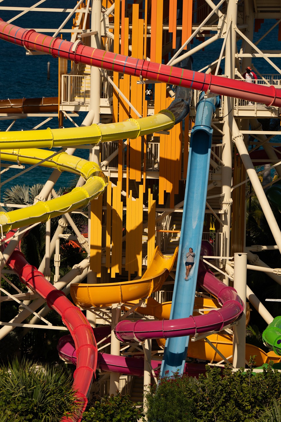 Os toboáguas do Thrill Waterpark, parque aquático em CocoCay, a ilha privativa da companhia de cruzeiros Royal Caribbean — Foto: Erin Schaff/The New York Times