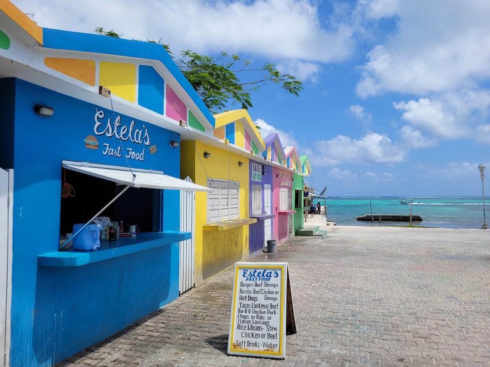 Barraquinhas numa praça em San Pedro, principal vilarejo da ilha de Ambergris Caye, em Belize — Foto: Eduardo Maia / O Globo