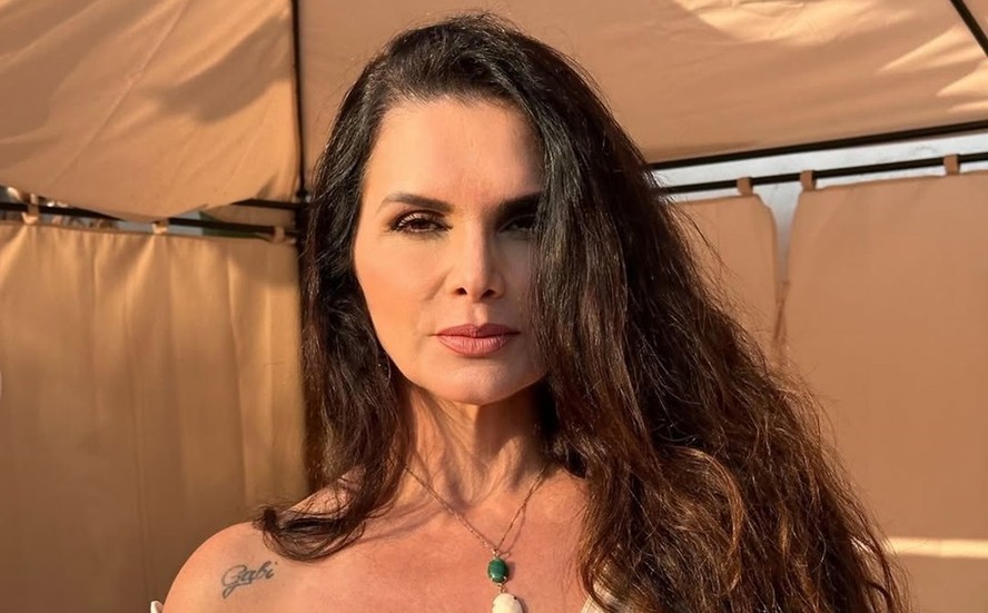 Luiza Ambiel grava vídeo picante com fã em carro: 'Experiência safada'