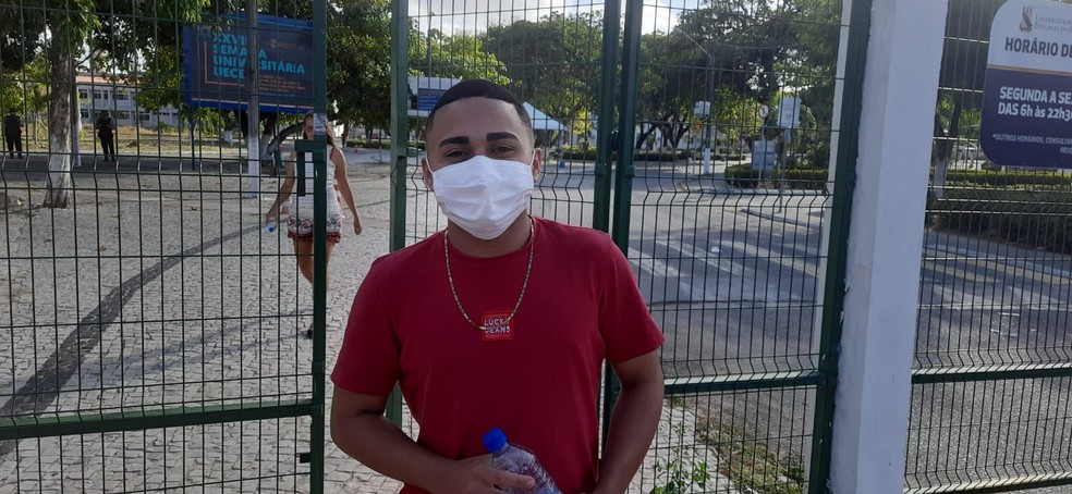 Antônio Charlisson, de 17 anos, saiu antes do tempo de local de prova em Fortaleza e admitiu ter deixado a redação em branco  — Foto: Thiago Paiva 