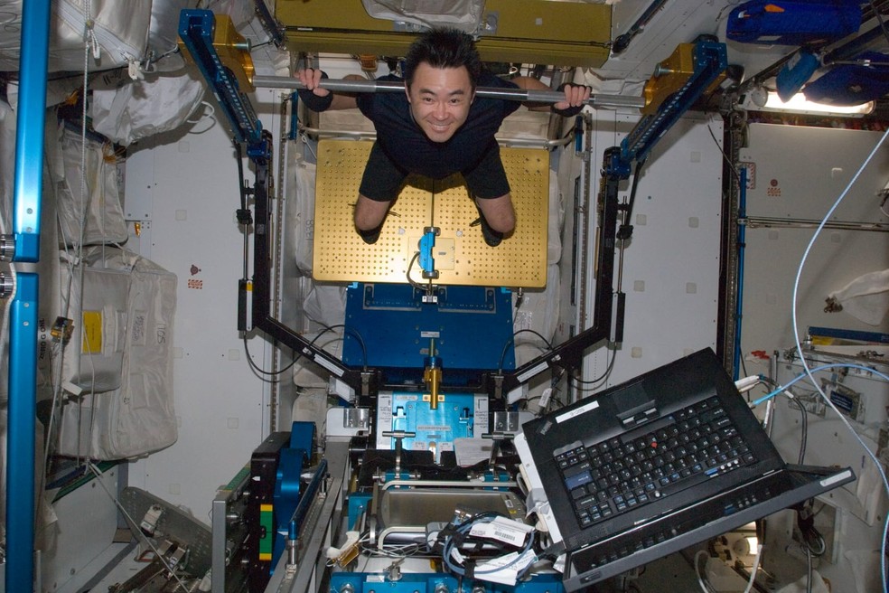 Astronauta Hoshide Akihiko se exercitando com equipamento avan&ccedil;ado de exerc&iacute;cios de resist&ecirc;ncia na Esta&ccedil;&atilde;o Internacional Espacial &mdash; Foto: Reprodu&ccedil;&atilde;o/Nasa