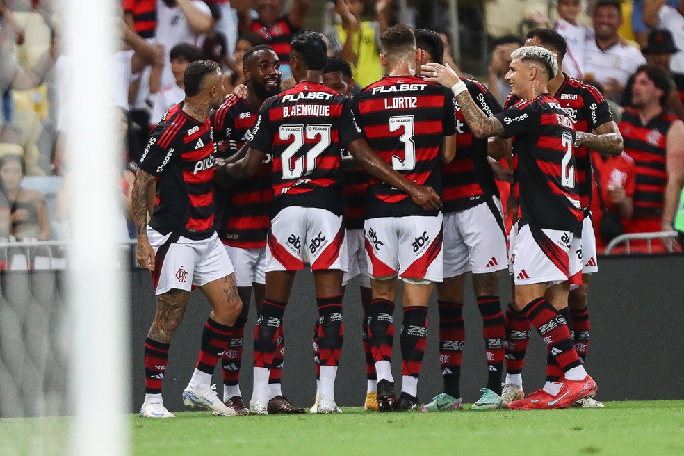 Jogadores do Flamengo comemoram o gol na goleada sobre o Maricá — Foto: Gilvan de Souza/Flamengo