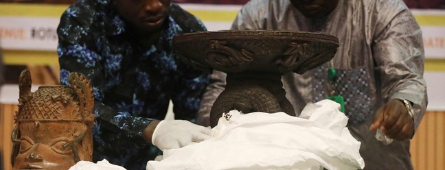 Artefatos saqueados do antigo Reino do Benin foram devolvidos a atual Nigéria pela Alemanha — Foto: Kola Sulaimon / AFP