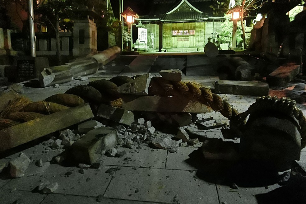 Destroços diante de templo na cidade de Kanazawa — Foto: JIJI Press / AFP