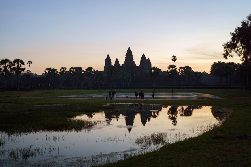 Casal em visita ao templo de Angkor Wat, no Camboja: à espera de turistas — Foto: Thomas Cristofoletti/The New York Times