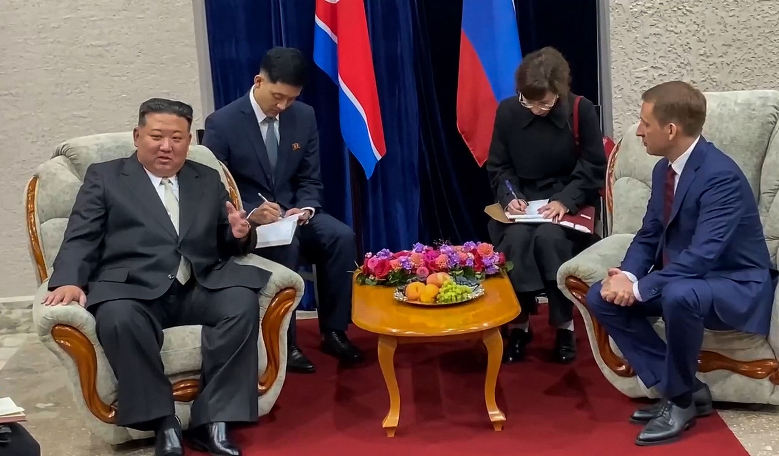 Kim Jong Un (E), participando de uma reunião com o Ministro de Recursos Naturais e Meio Ambiente da Rússia, Alexander Kozlov (2ºR), em Khasan, Região de Primorky, no início da sua visita oficial à Rússia. — Foto: MINISTÉRIO DO MEIO AMBIENTE DA RÚSSIA / AFP