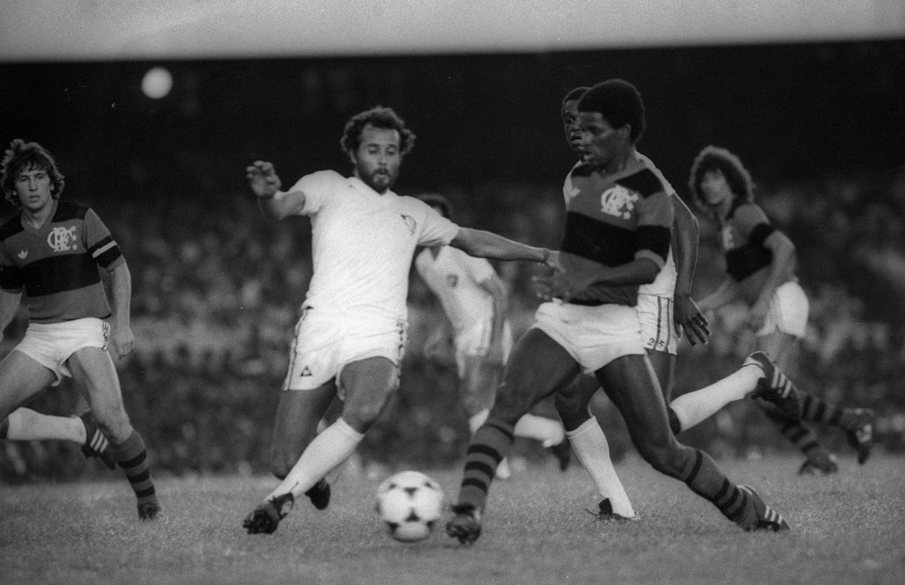 Adílio enfrenta Afonsinho, do Fluminense, em jogo do Campeonato Carioca de 1981 — Foto: Jorge Marinho/Arquivo O GLOBO