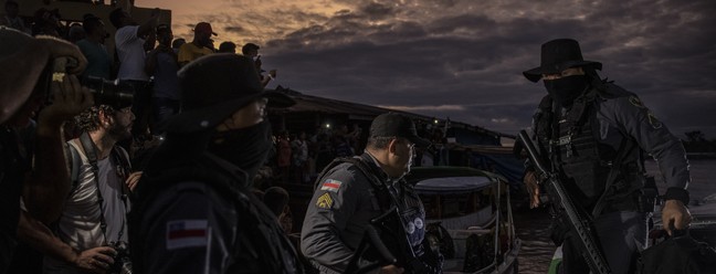 Agentes da PM do Amazonas participam da busca pelos corpos de Dom Phillips e Bruno Pereira, em Atalaia do Norte — Foto: Victor Moriyama / The New York Times