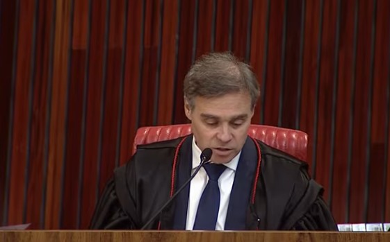 Mendonça paralisa julgamento no TSE após formação de maioria para derrubar sua decisão sobre vídeo de Lula
