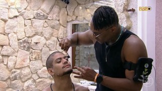 Fred Nicácio usou a escova de dentes de Fred (Desimpedidos) para pentear a sobrancelha de Gabriel — Foto: Reprodução/TV Globo