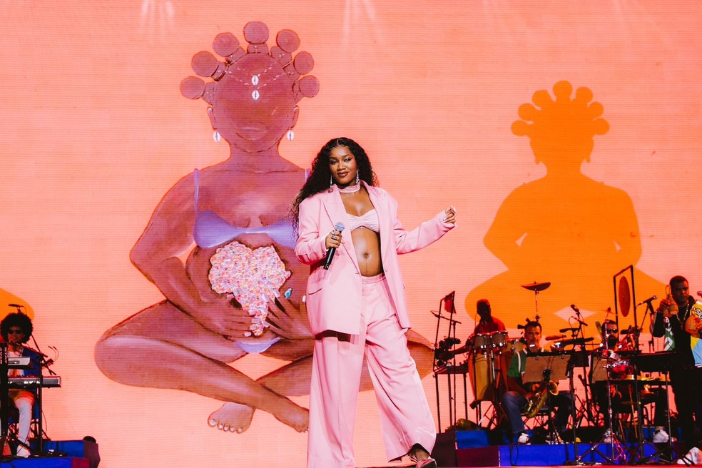 Iza num modelito que valorizou a barriga de grávida: cantora levou o prêmio de melhor intérprete na categoria Música Urbana — Foto: Divulgação