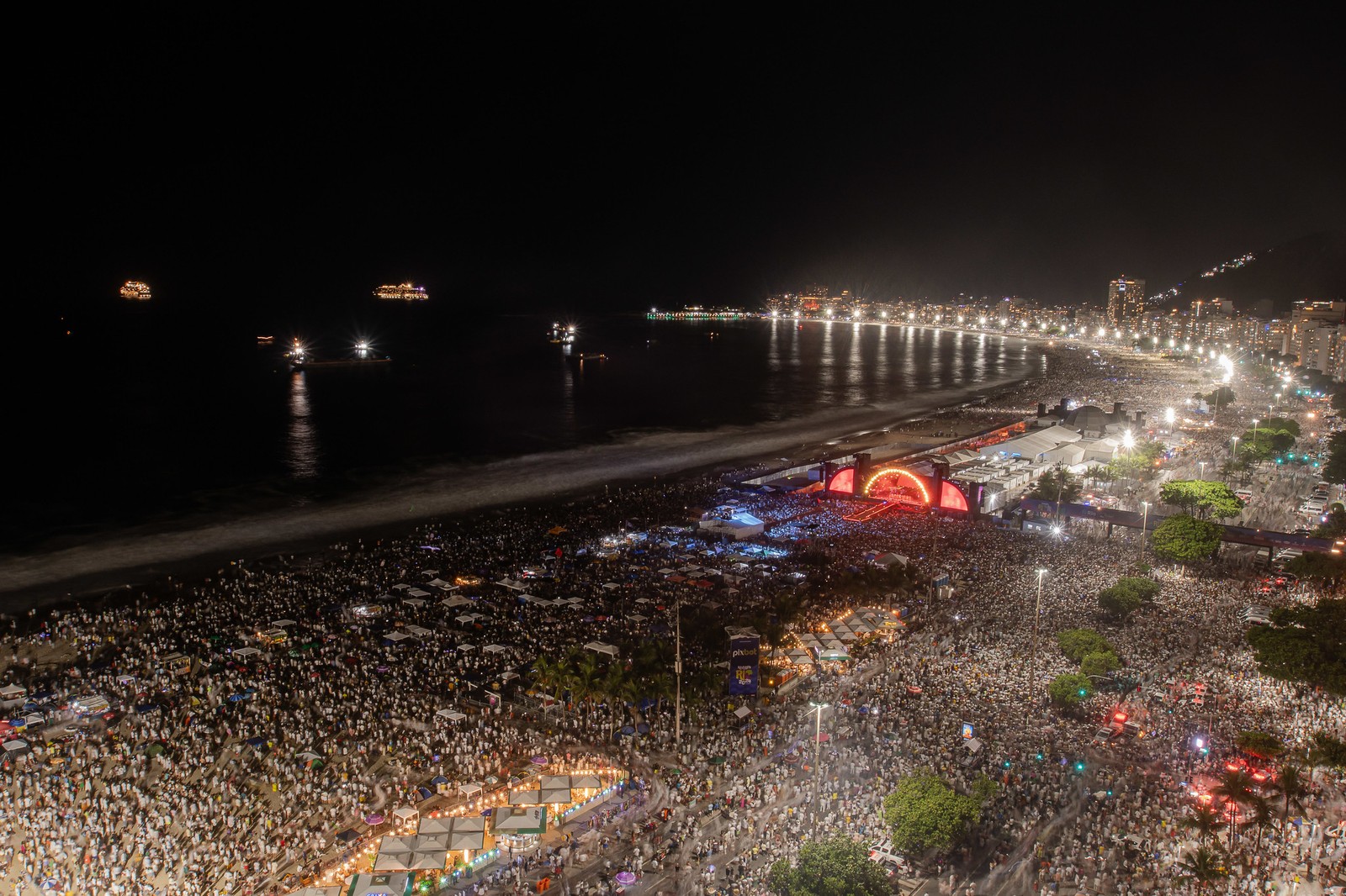 Vista aérea mostra o palco principal dos shows de Copacabana - Gabriel Monteiro/ Divulgação Riotur