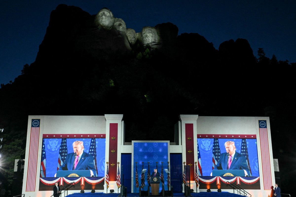 Trump diz que a identidade americana está sob "novo ataque"