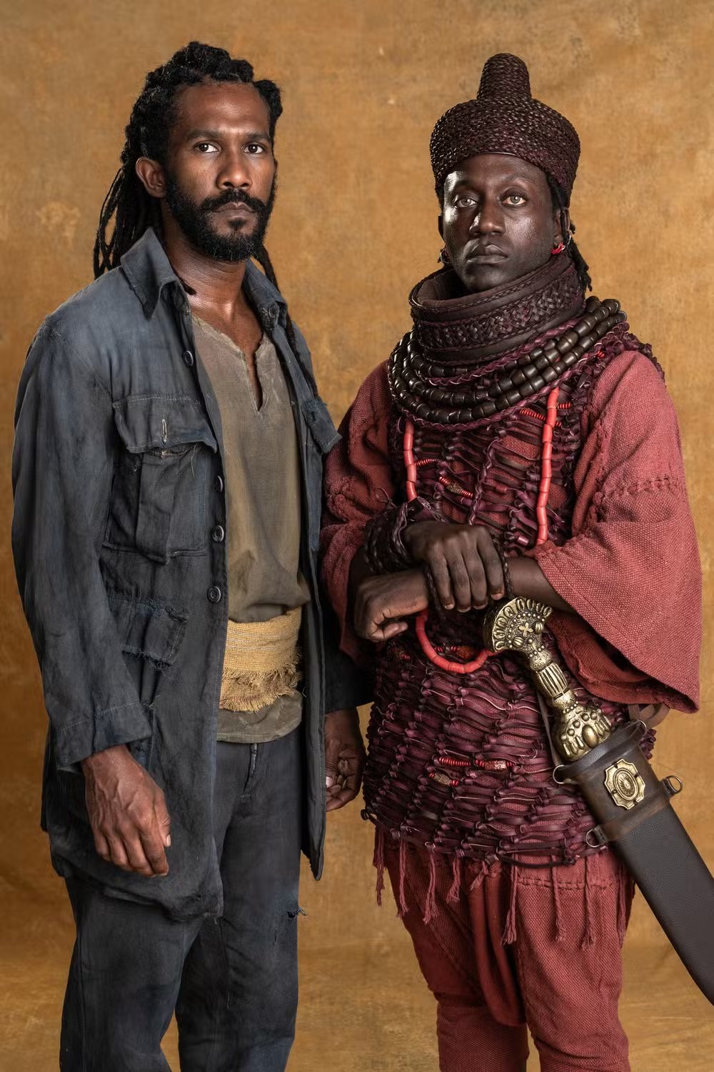 Akin (André Luiz Miranda) é aliado de Dumi (Licínio Januário), chefe da guarda de Cayman II (Welket Bungué) — Foto: TV Globo/Estevam Avellar