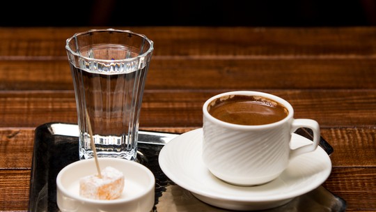 Você tem o hábito de tomar café com um copinho de água? Especialistas explicam o efeito da combinação para a saúde