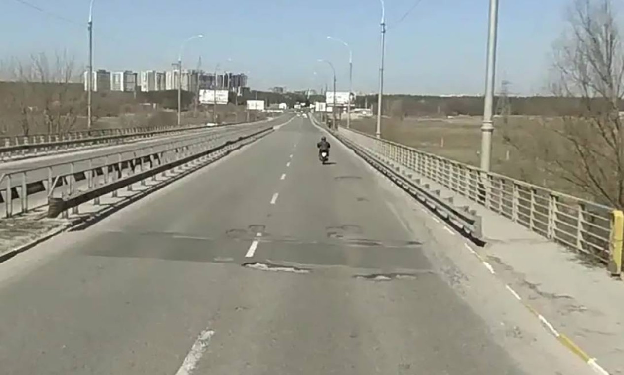 A ponte em Irpin, Ucrânia, em abril de 2018  — Foto: Google