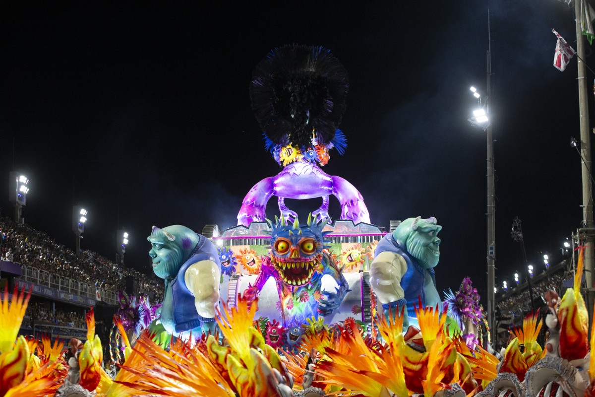Porta-bandeira da Vila culpa drone por perda de pontos no quesito