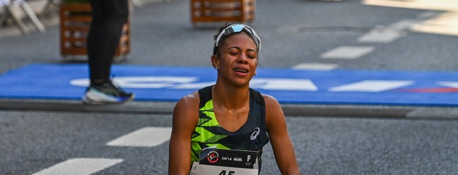 Brasileira Nubia de Oliveira Silva, chega em terceiro lugar, na 99° Maratona de São Silvestre, nesta terça-feira (31) — Foto: Roberto Sungi/Ato Press/Agência O Globo