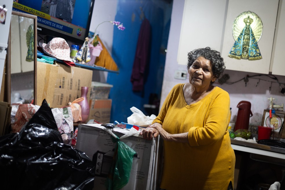 Josefa Flor da Silva vai se mudar para Itaquera, na Zona Leste, e se diz feliz por sair do Moinho, onde vive há 25 anos — Foto: Maria Isabel Oliveira/Agência O Globo