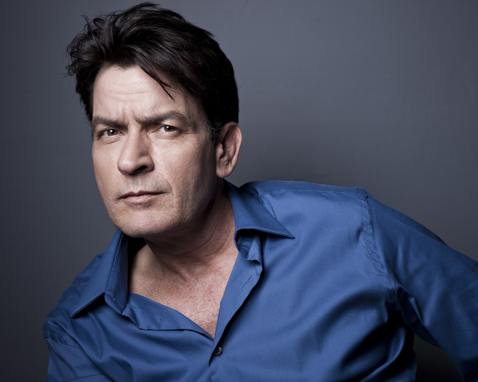 Aos 60, Charlie Sheen conta sua própria história: 'Passei uma década ...