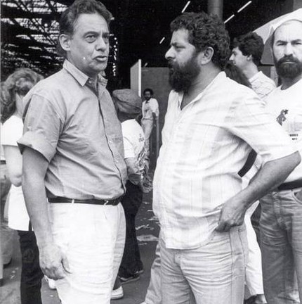 Fernando Henrique e Lula conversam em 1980 — Foto: Inacio Teixeira / Agência O Globo - 16/11/1980