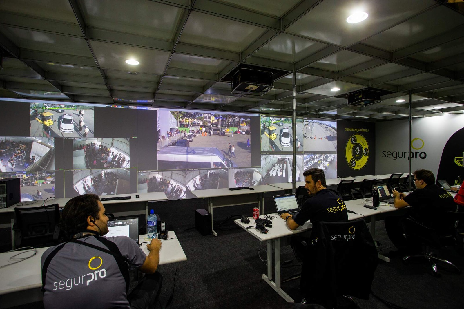 Sala de monitoramento de segurança montada para o festival The Town em São Paulo — Foto: Edilson Dantas