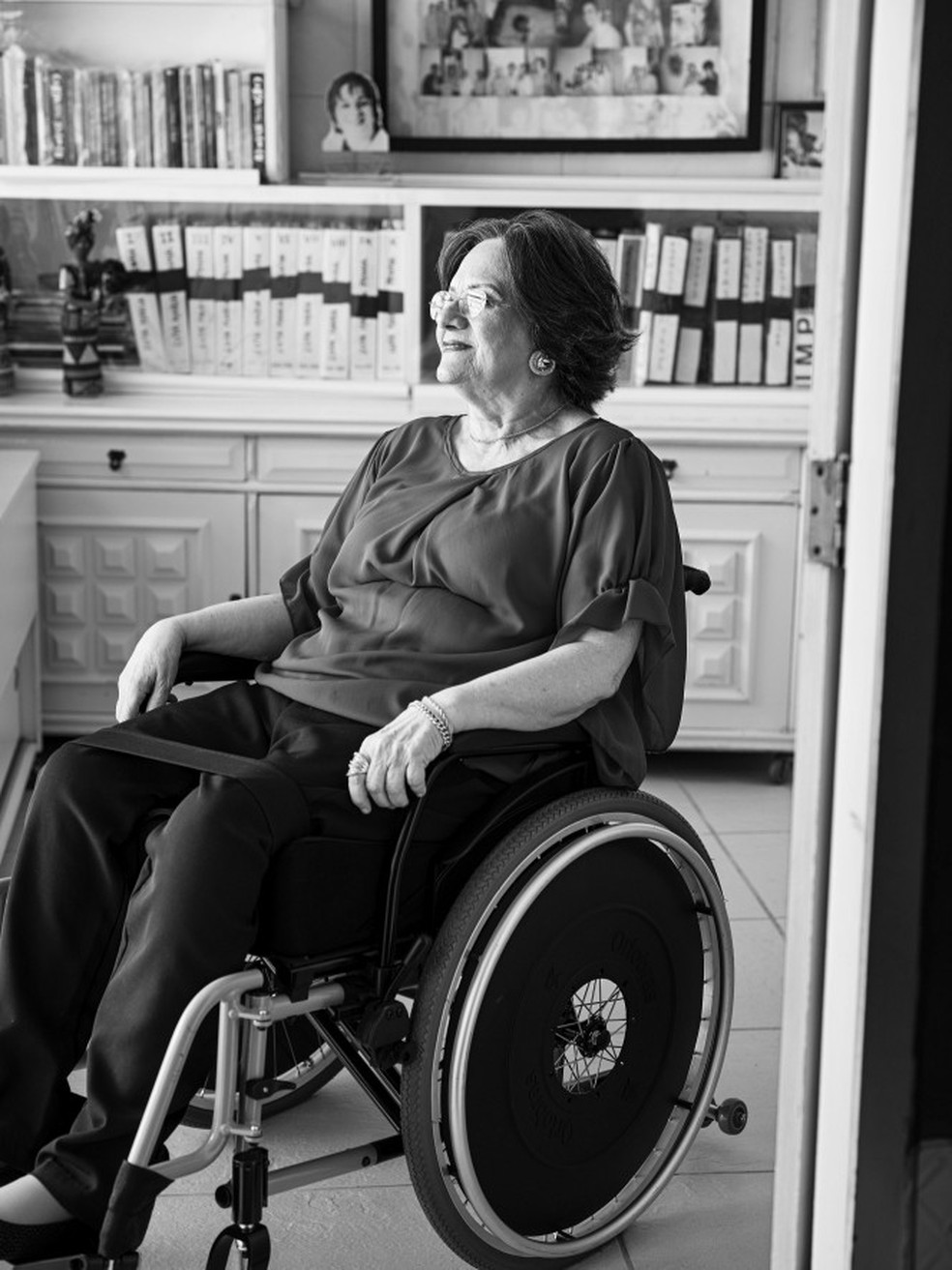 Maria da Penha no livro 'Mulher viva' — Foto: Divulgação/Gustavo Malheiros