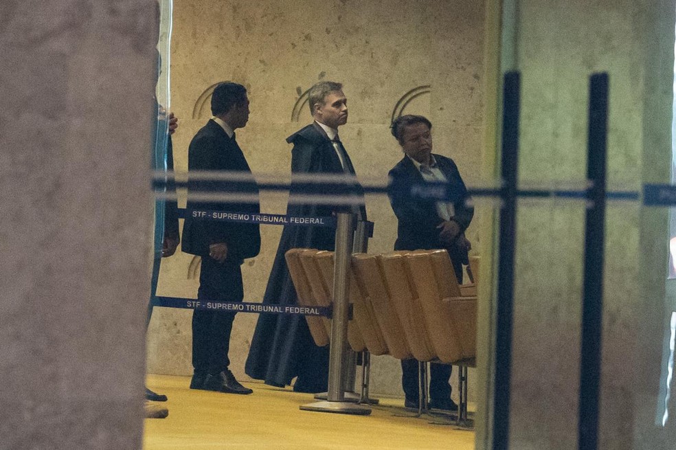 André Mendonça volta para a sessão do STF sobre Moraes — Foto: Brenno Carvalho