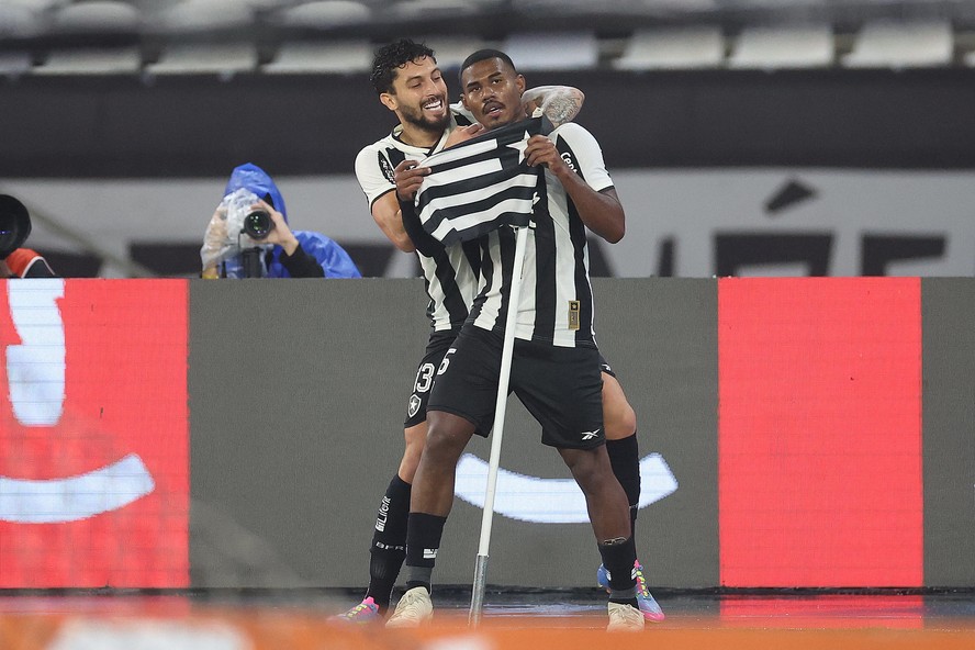 Cuiabano e Alex Telles marcaram golaços em atropelo do Botafogo sobre o Internacional