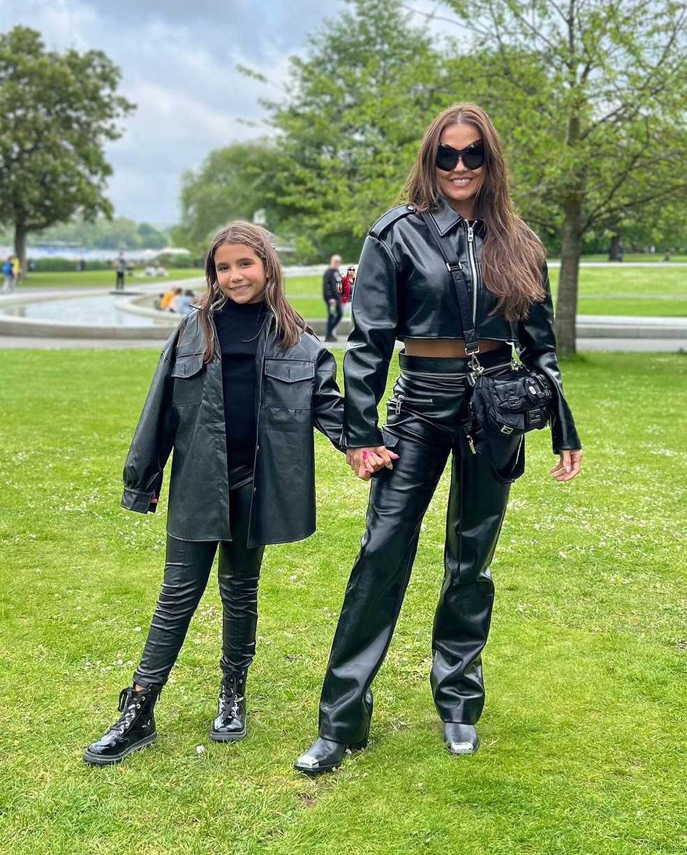 Deborah Secco combina looks com a filha em viagem pela Europa — Foto: @dedesecco no Instagram