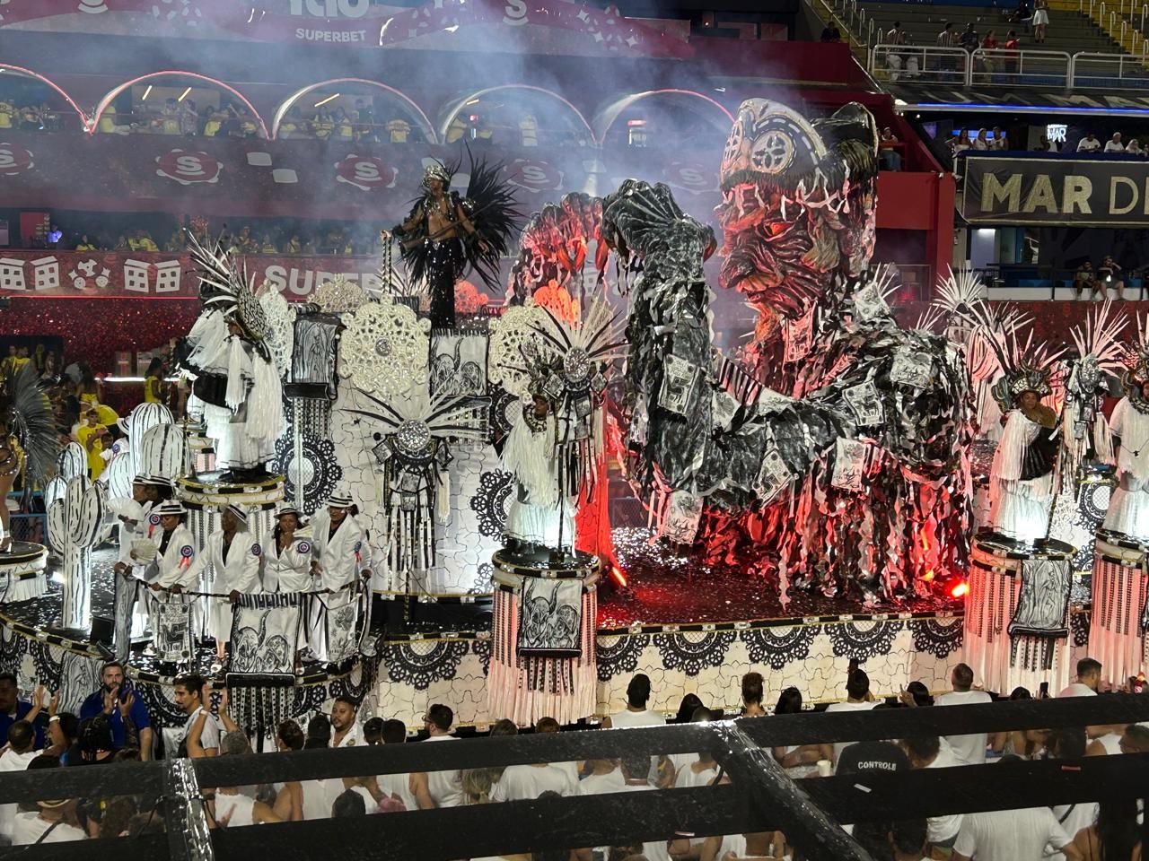 A alegoria 'Malassombro sertanejo' da Vigário Geral conquistou o Estandarte de Ouro na categoria Fernando Pamplona no carnaval 2026, que premia o uso de material barato com bom efeito visual — Foto: Marcelo de Mello