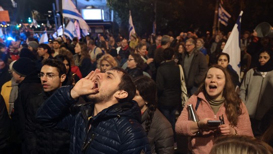 Após críticas à reforma judicial, ministro da Defesa de Israel é demitido; oposição promete greve geral
