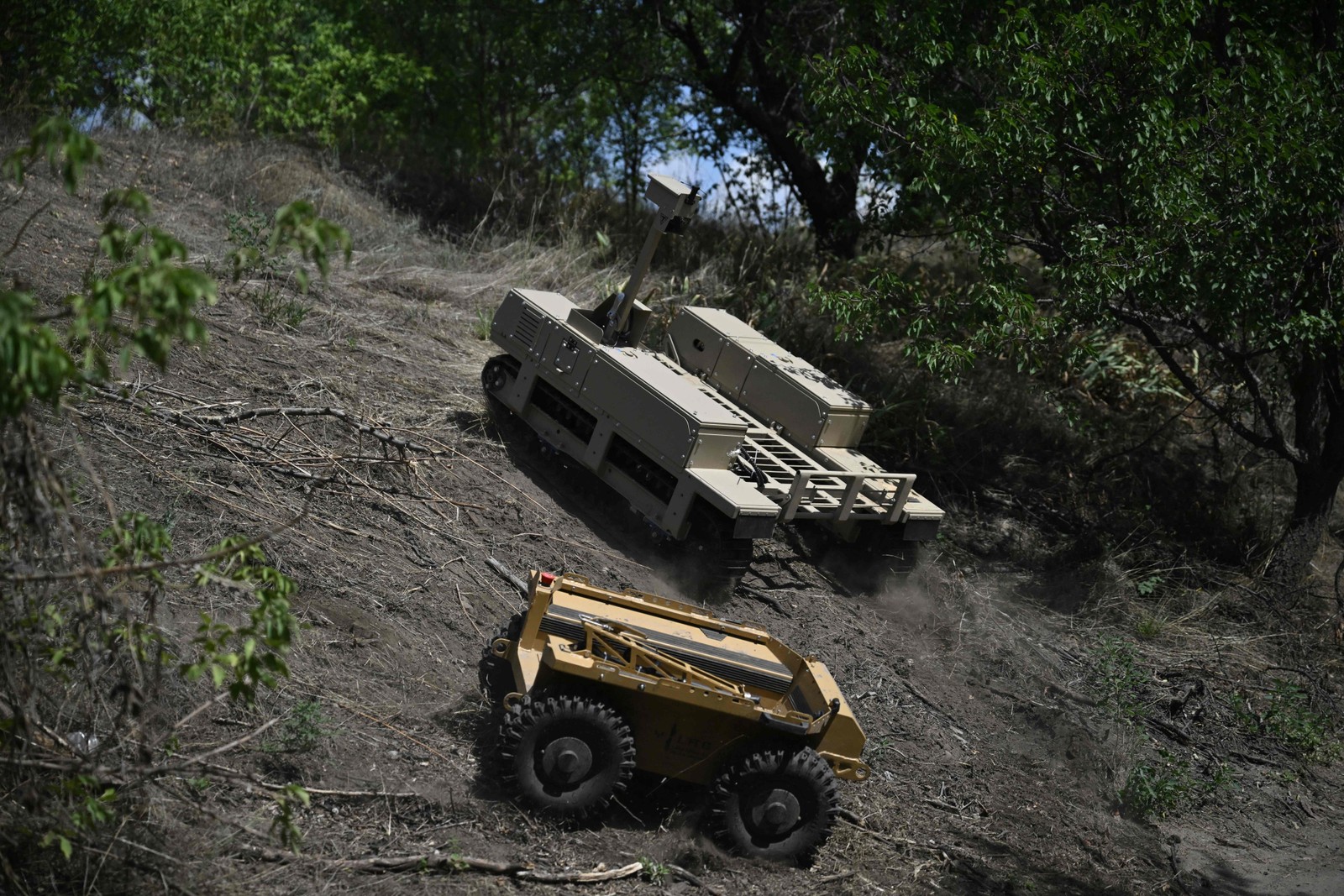 Robôs são solução, mas apenas operadores qualificados podem realizar estas delicadas missões — Foto: Genya Savilov/AFP