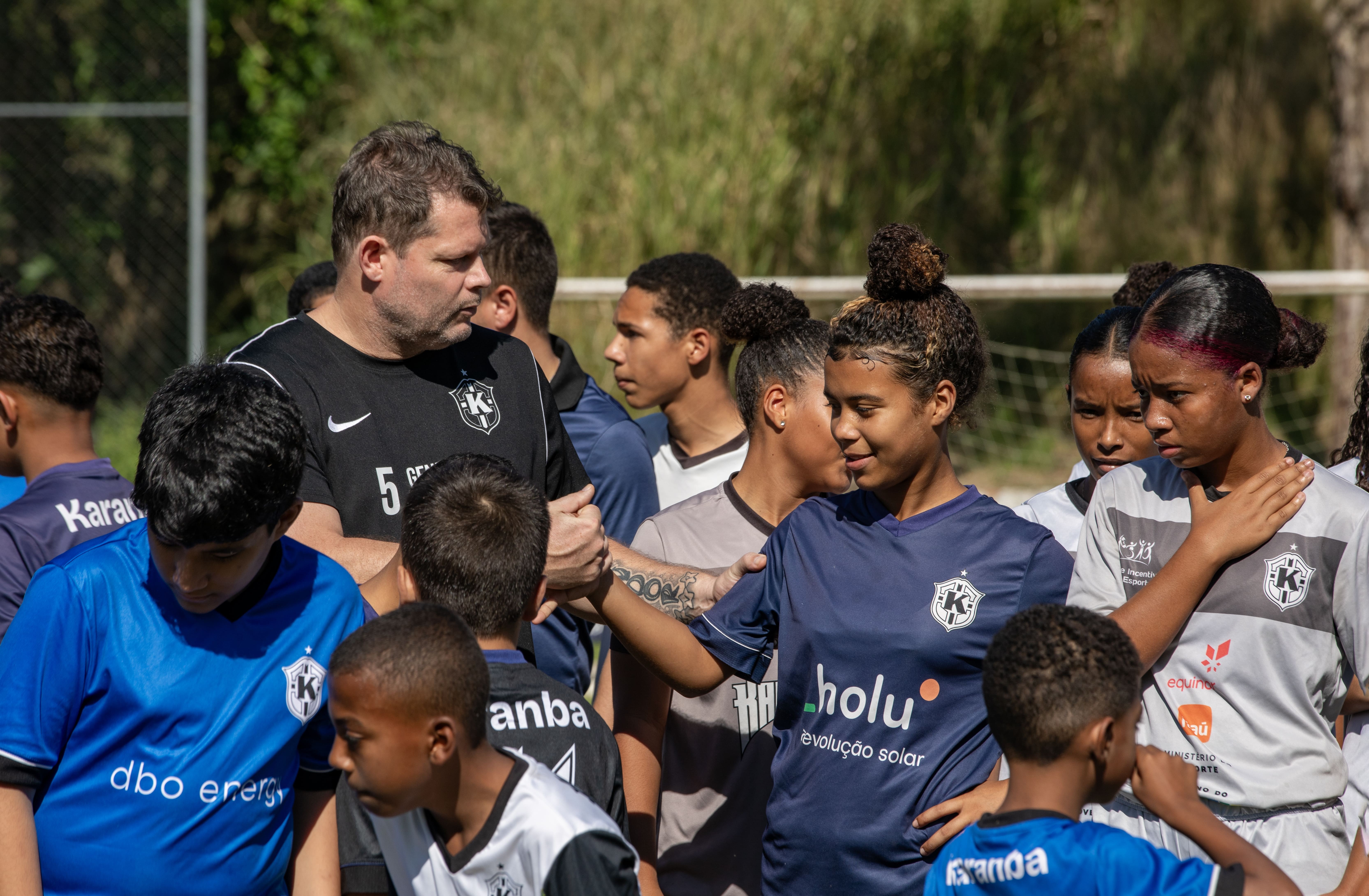 Ex-jogador norueguês transforma vidas com futebol e educação no RJ