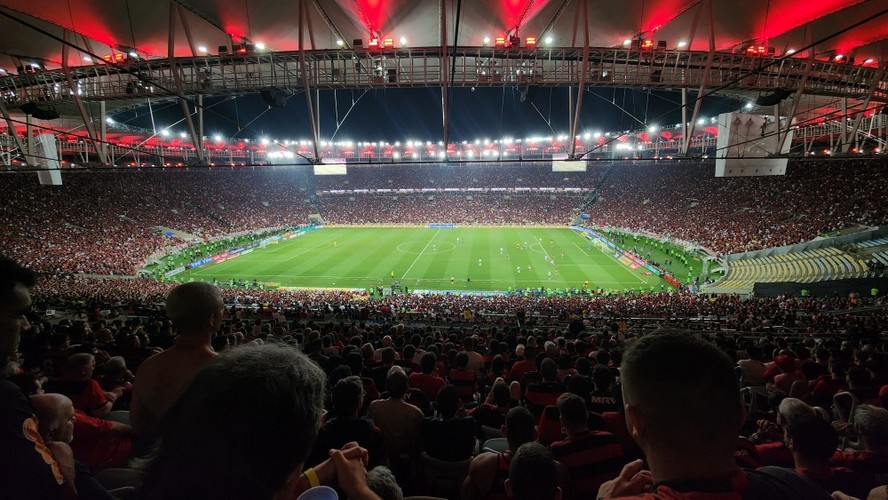 Patrocínio. Partida entre os times do Flamengo e Corinthians, no Maracanã: dos 40 clubes de futebol das séries A e B, 39 são financiados por casas de apostas