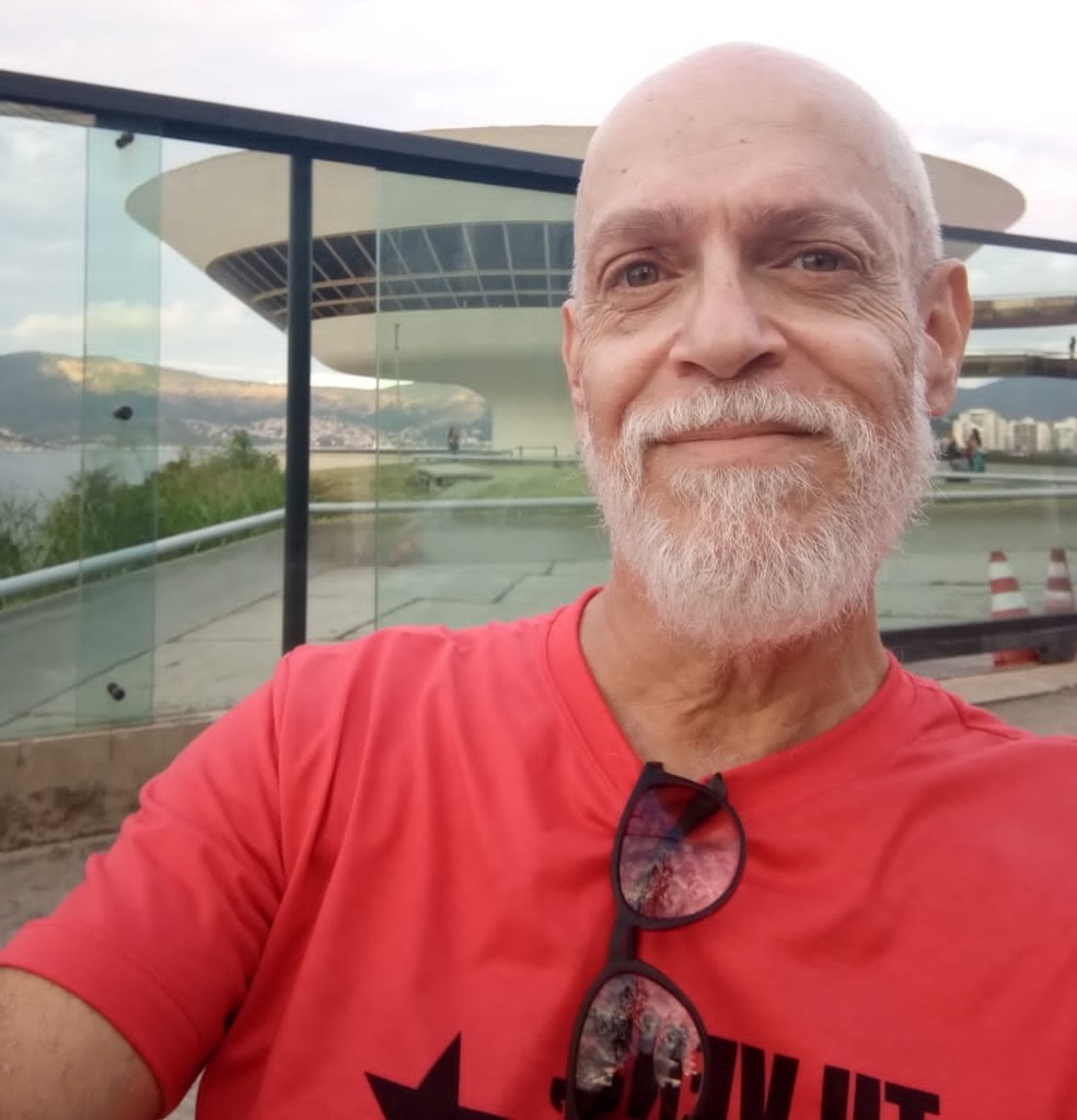 Paulo Fernando Bandeira da Silva, de 61 anos, morreu ao cair de uma trilha no Parque da Tijuca; foto foi enviada por ele a filha minutos antes da queda — Foto: Arquivo pessoal