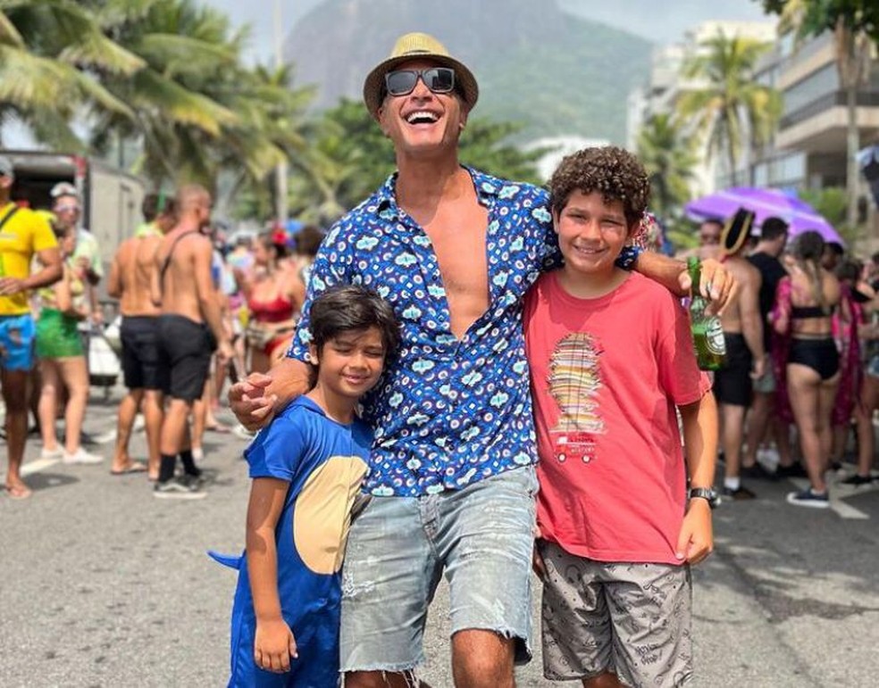 Rafael Calomeni e os filhos  — Foto: Reprodução/ Instagram