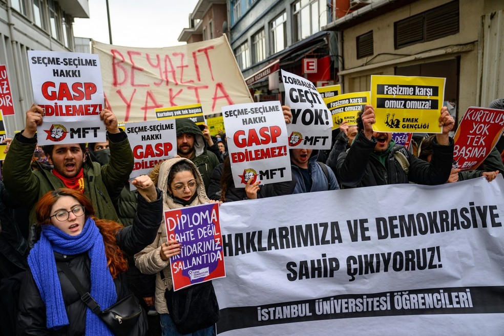 Estudantes protestam em Istambul, na Turquia, contra detenção do opositor Imamoglu — Foto: Yasin AKGUL / AFP