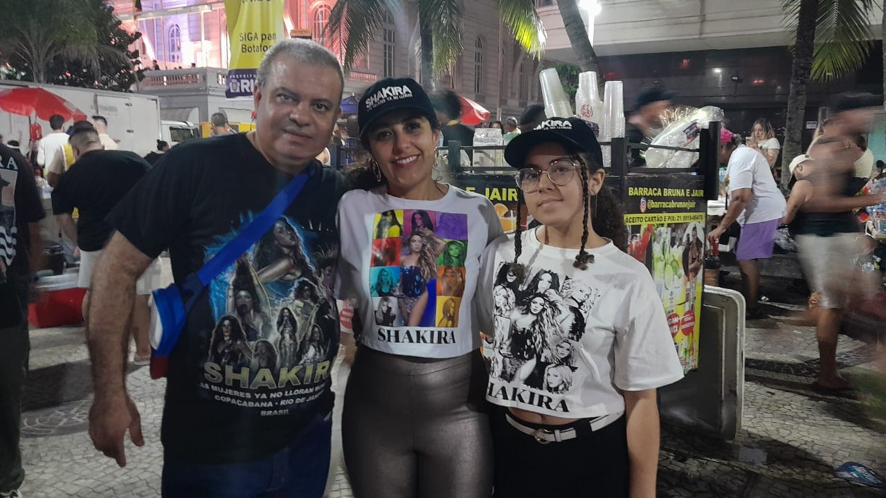 Amor por Shakira atravessa gerações em família no show da cantora em Copacabana