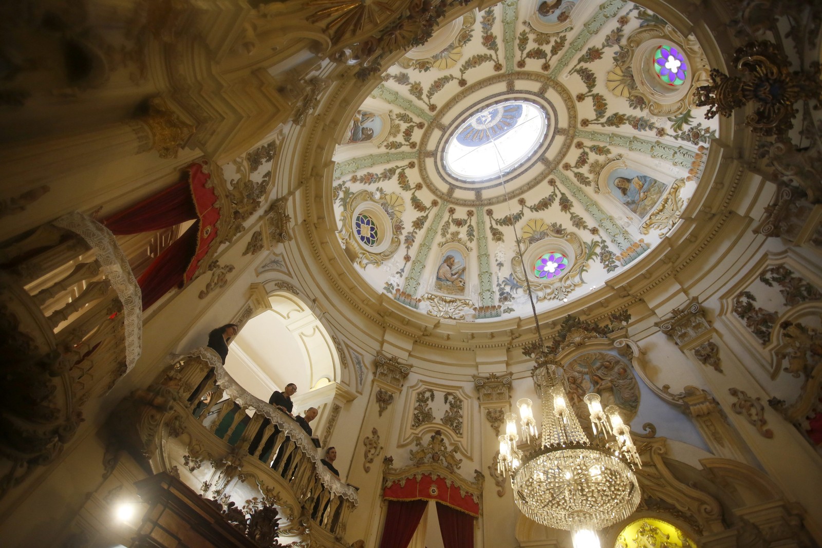 Igreja de Nossa Senhora da Lapa dos Mercadores é tesouro escondido em meio à Rua do Ouvidor — Foto: Custódio Coimbra/Agência O Globo