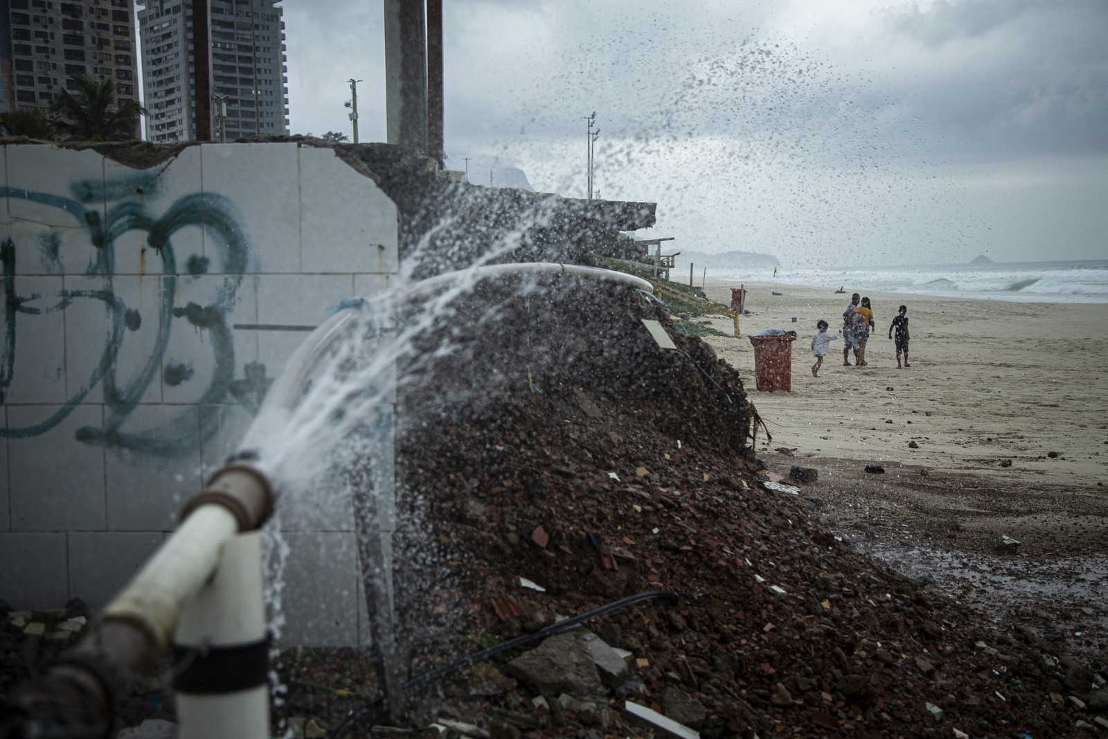 Cano estourado desperdiça água na orla da praia da Barra da Tijuca, Zona Oeste do Rio — Foto: Lixo se acumula em praça do MAM, na Glória, Zona Sul do Rio